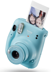 Una cámara de fotos instantánea de color azul