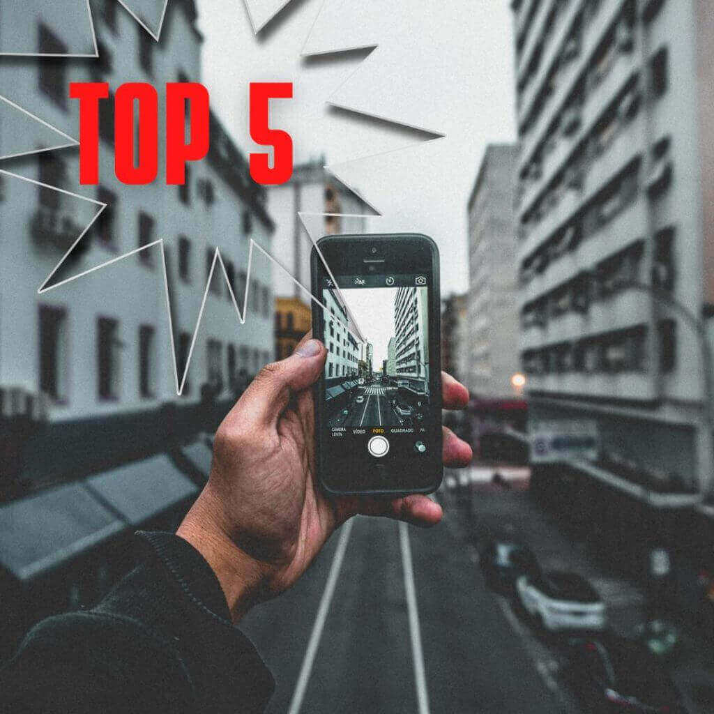 Un hombre haciendo una fotografía en el centro de una avenida principal