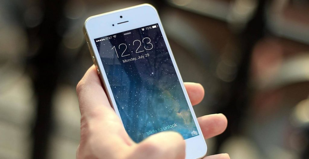 Un usuario desbloquea su teléfono móvil