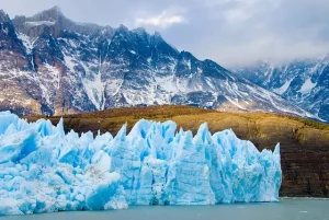 Una imagen de las montañas y glaciar en la Patagonia de Chile