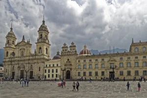 Una imagen de la Catedral frente a la Plaza Bolívar en Bogotá, Colombia