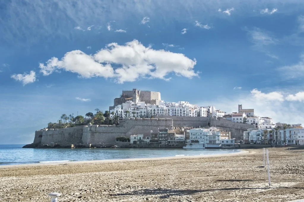 Una imagen de la playa de Peñíscola y su castillo-palacio al fondo, España