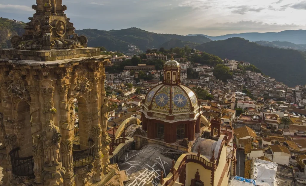 Una vista aérea del Templo de Santa Prisca en la ciudad de Taxco de Alarcón en México