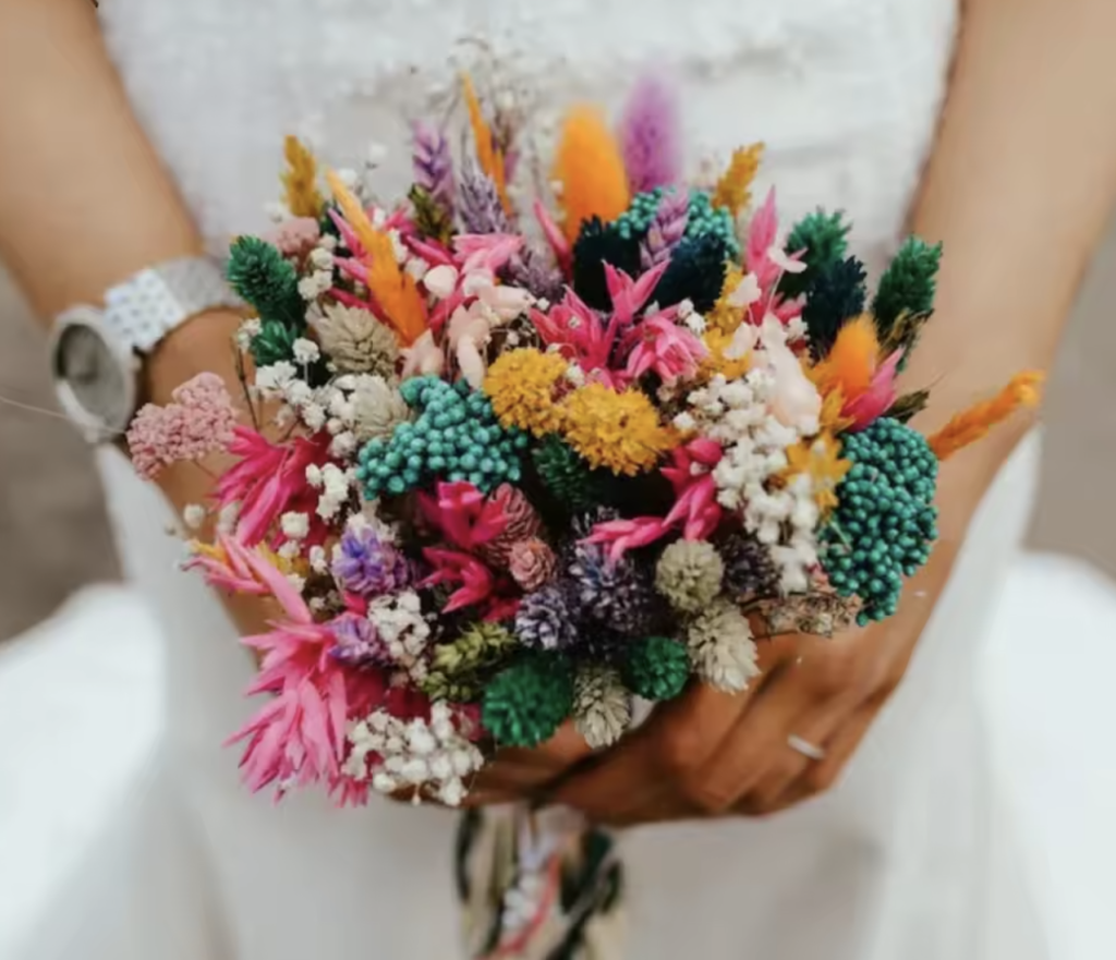 Ramo de boda de flores secas coloridas para novia